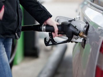 Шахраї ошукали 22-річного лучанина на 18 тисяч: запропонували придбати талони на дизельне паливо