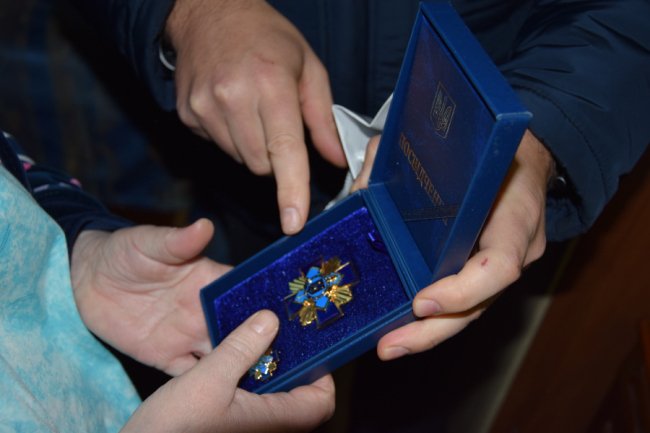 Нагородили волинську волонтерку, яка наосліп в’яже рукавички захисникам України
