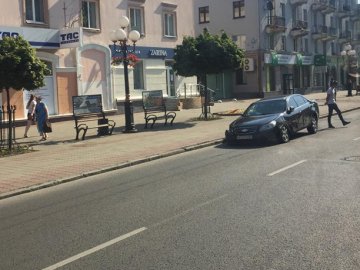 Аварія в центрі Луцька: легковик зіткнувся з тролейбусом