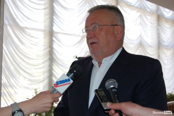 І одразу попав у руки ЗМІ. Зізнався, що дружину губернатор залишив з онуками