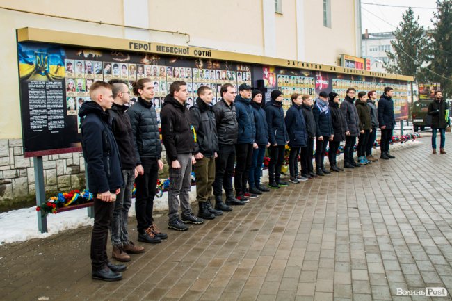У центрі Луцька молодь влаштувала флешмоб у пам'ять про Крути. ФОТО