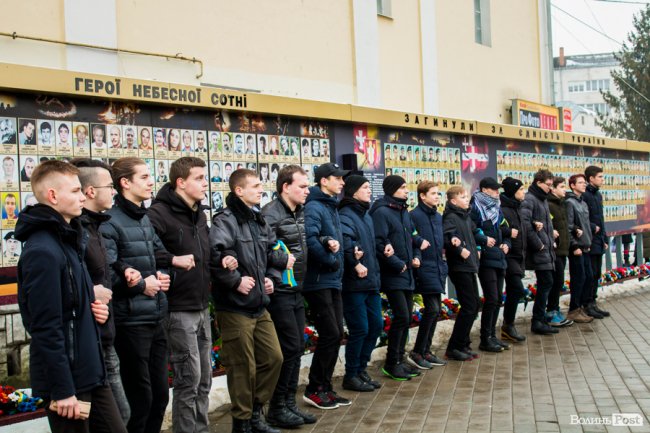 У центрі Луцька молодь влаштувала флешмоб у пам'ять про Крути. ФОТО