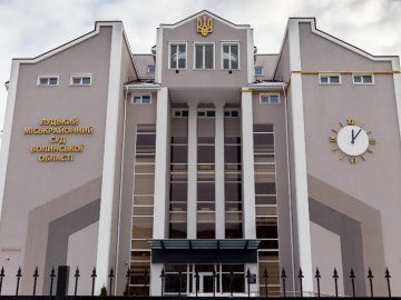 Хтось любить гітару, хтось – лижі, а ще хтось – спортзал: у Луцькому міськрайоному суді розповіли про найкращих працівників. ФОТО