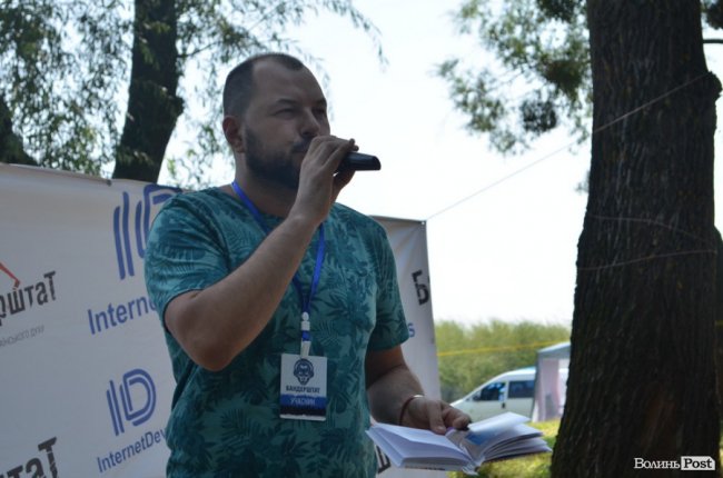 Відомий поет у Луцьку читав вірші про любов та війну. ФОТО