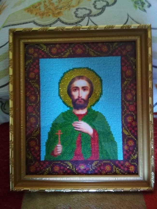 Чоловік з Волині вишиває бісером картини та ікони. ФОТО