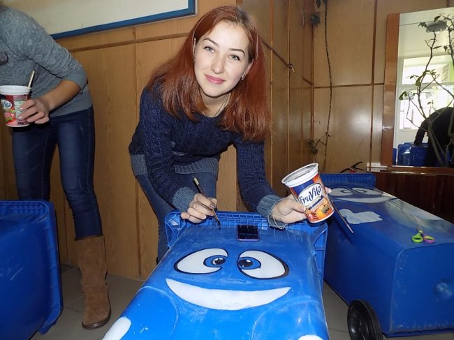 У селі під Луцьком встановили «веселі» і «сумні» сміттєві баки. ФОТО