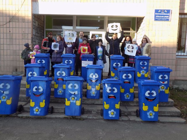 У селі під Луцьком встановили «веселі» і «сумні» сміттєві баки. ФОТО