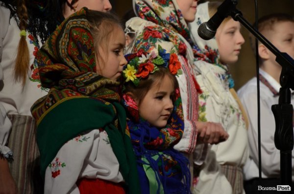 Віншування, янголи і різдвяне тепло: у Луцьку колядував фестиваль вертепів