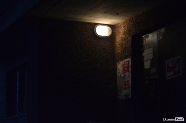 Ліхтарі ніби обманюють: ще ніч, ще треба спати