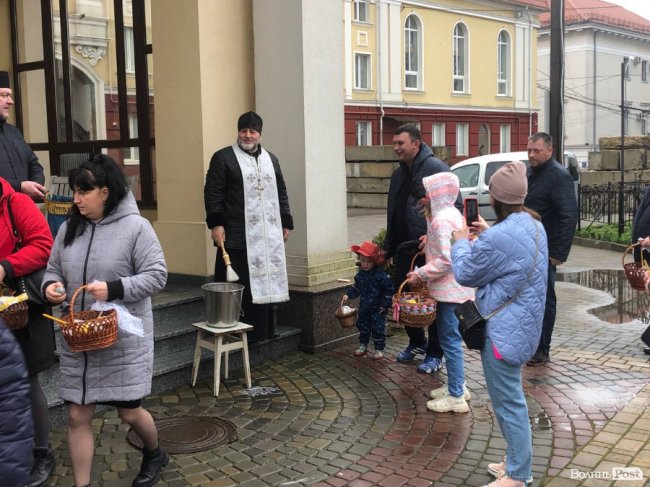 У луцькому соборі освячують великодні кошики. ФОТО