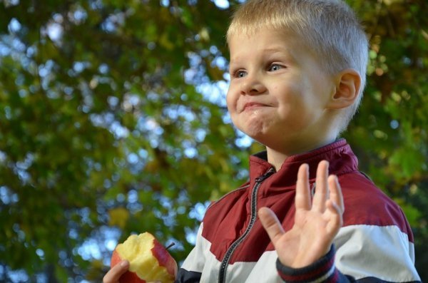 Обрали найкраще дитяче фото осені