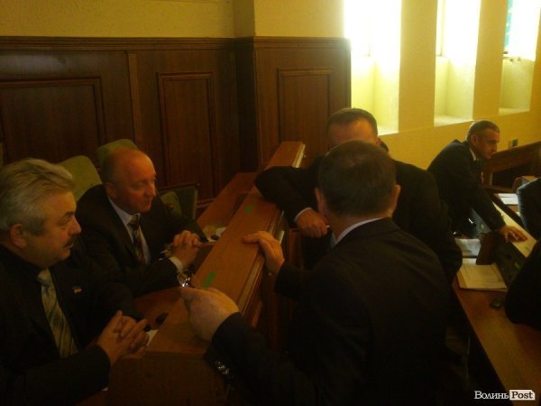 «Клімчука геть!» – плакати на сесії Волиньради. ФОТО