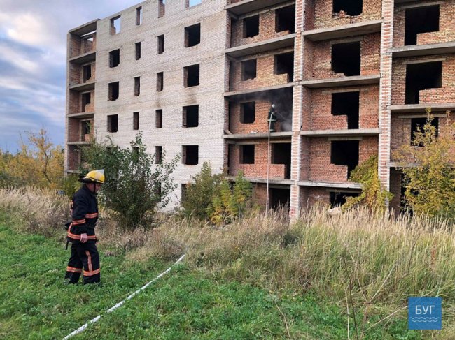 На Волині невідомі влаштували пожежу в недобудові. ФОТО