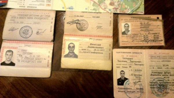 Показали вибухівку та документи затриманих російських диверсантів. ФОТО