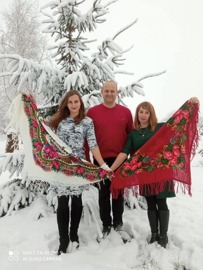 Волинянки приєдналися до флешмобу «Зроби фото з хусткою». ФОТО, ВІДЕО