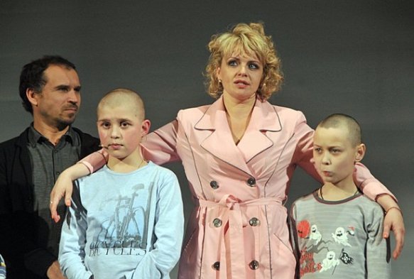 У Луцьку благодійна вистава зібрала гроші для хворих дітей. ФОТО