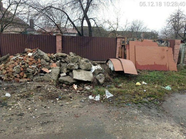 На двох вулицях у Луцьку жителі влаштували сміттєзвалище. ФОТО