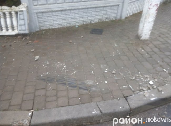 У місті на Волині п'яний поляк на авто влетів у паркан житлового будинку. ФОТО