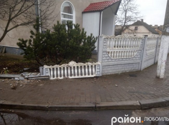 У місті на Волині п'яний поляк на авто влетів у паркан житлового будинку. ФОТО