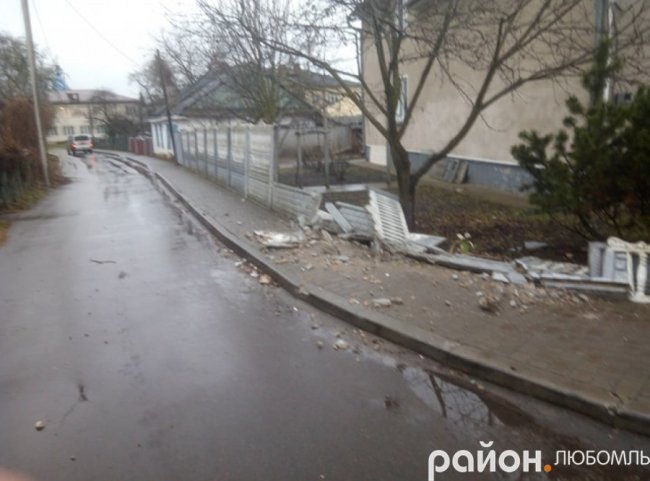 У місті на Волині п'яний поляк на авто влетів у паркан житлового будинку. ФОТО