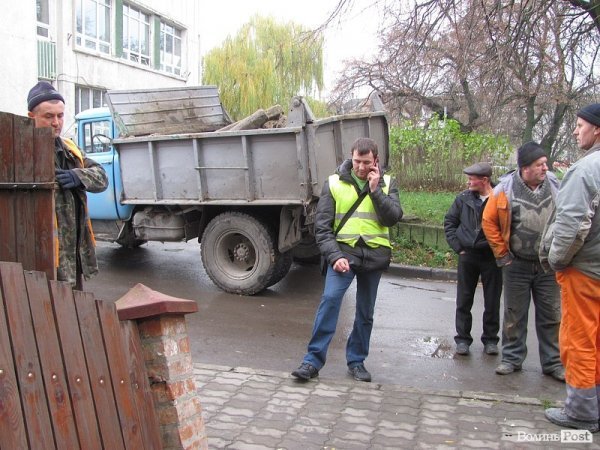 Комунальники зруйнували паркан у центрі Луцька. ФОТО