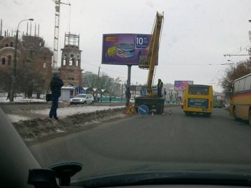 У Луцьку пропонують, щоб білборди клеїли вночі