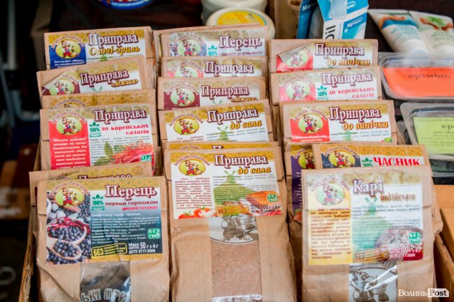 Від білизни до шикарних шуб: у Луцьку – Харківський ярмарок. ФОТО