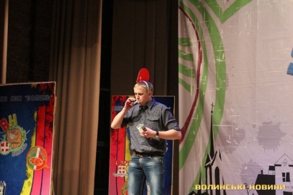 «Правий сектор прийшов до голови сільради зі словами «не я б’ю, верба б’є» - КВН у Луцьку. ФОТО