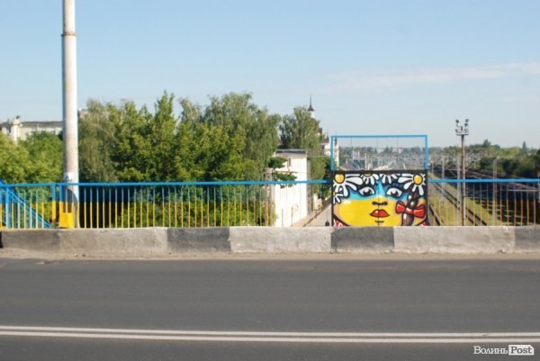 Синьо-жовтий міст у Луцьку. ФОТО