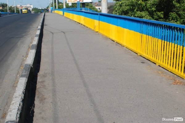 Синьо-жовтий міст у Луцьку. ФОТО