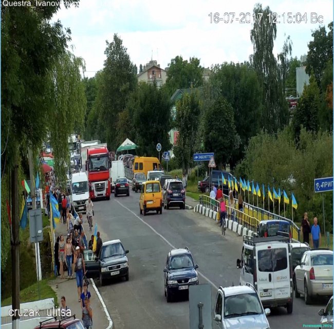 Залишилися лише держаки: на Волині покрали прапори, встановлені до свята