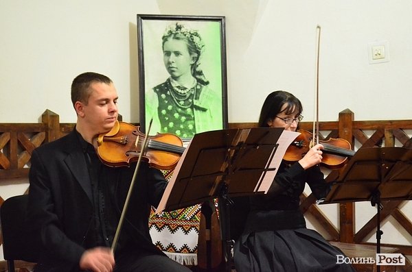 У Луцьку Тетяна Ціхоцька з дітьми співала на День народження Лесі Українки. ФОТО