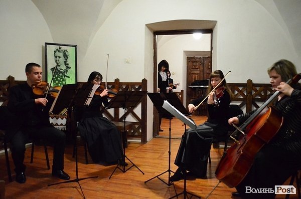 У Луцьку Тетяна Ціхоцька з дітьми співала на День народження Лесі Українки. ФОТО
