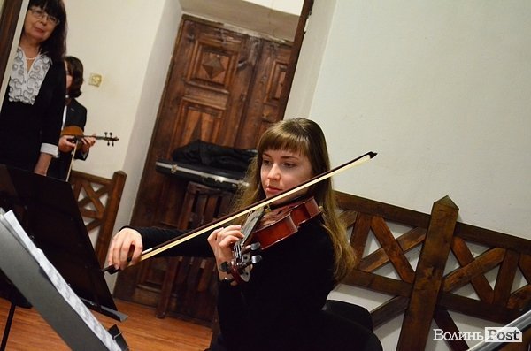 У Луцьку Тетяна Ціхоцька з дітьми співала на День народження Лесі Українки. ФОТО