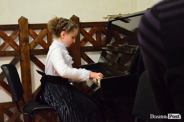 У Луцьку Тетяна Ціхоцька з дітьми співала на День народження Лесі Українки. ФОТО