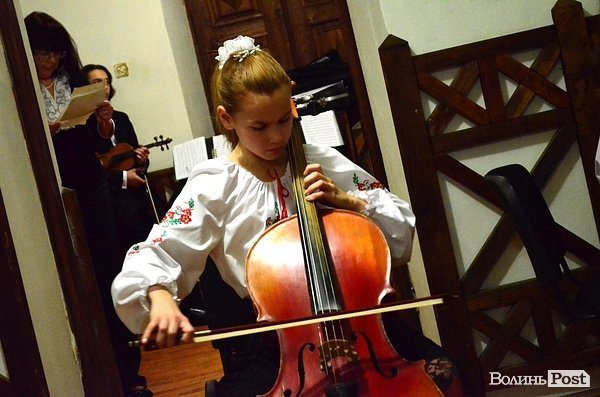 У Луцьку Тетяна Ціхоцька з дітьми співала на День народження Лесі Українки. ФОТО