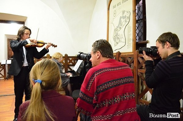 У Луцьку Тетяна Ціхоцька з дітьми співала на День народження Лесі Українки. ФОТО