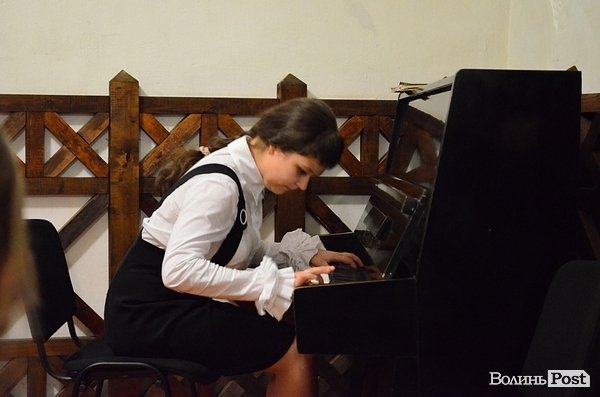 У Луцьку Тетяна Ціхоцька з дітьми співала на День народження Лесі Українки. ФОТО