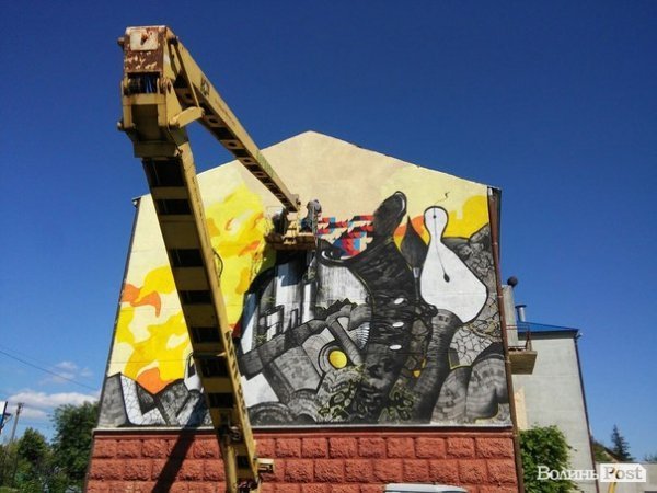 У Луцьку розписали ще одну будівлю. ФОТО