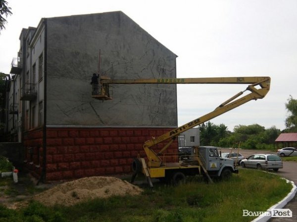 У Луцьку розписали ще одну будівлю. ФОТО
