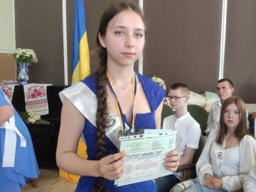 Випускниця з Маріуполя отримала атестат і «золоту» медаль у Луцьку. ВІДЕО