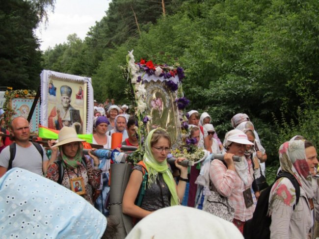 Священники та парафіяни Шацького благочиння нагодували учасників міжнародного хресного ходу. ФОТО 