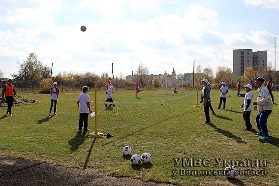 У Ковелі правоохоронці навчали дітей на футбольному полі. ФОТО