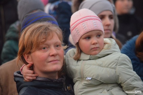 У Луцьку запалили новорічну ялинку. ФОТО