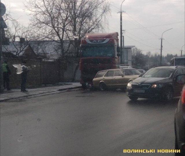 У Луцьку – ДТП: зіткнулися два автомобілі –  вантажівка та Ford