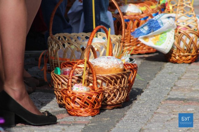 У місті на Волині освятили перші великодні кошики. ФОТО