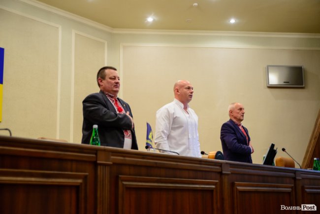 Білі, чорні, з кутасиками і без: які вишиванки одягнули депутати на сесію Волиньради. ФОТО