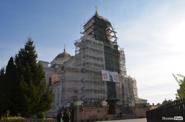У центрі Луцька ремонтують собор. ФОТО