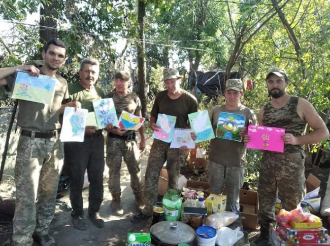 Бійці на передовій отримали малюнки від волинських школярів