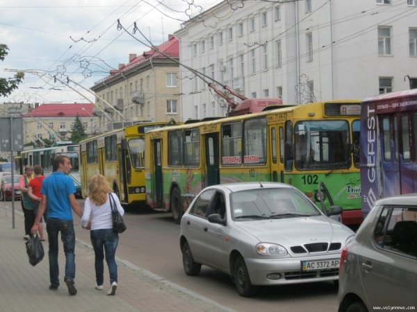 На проспекті Волі в Луцьку зіткнулися маршрутка і легковик. ФОТО